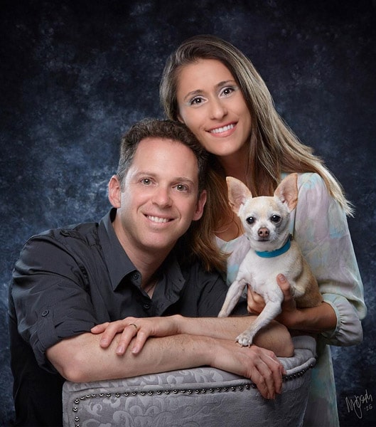 Vasi Siedman Thank you Photo - Portrait of two people with a dog